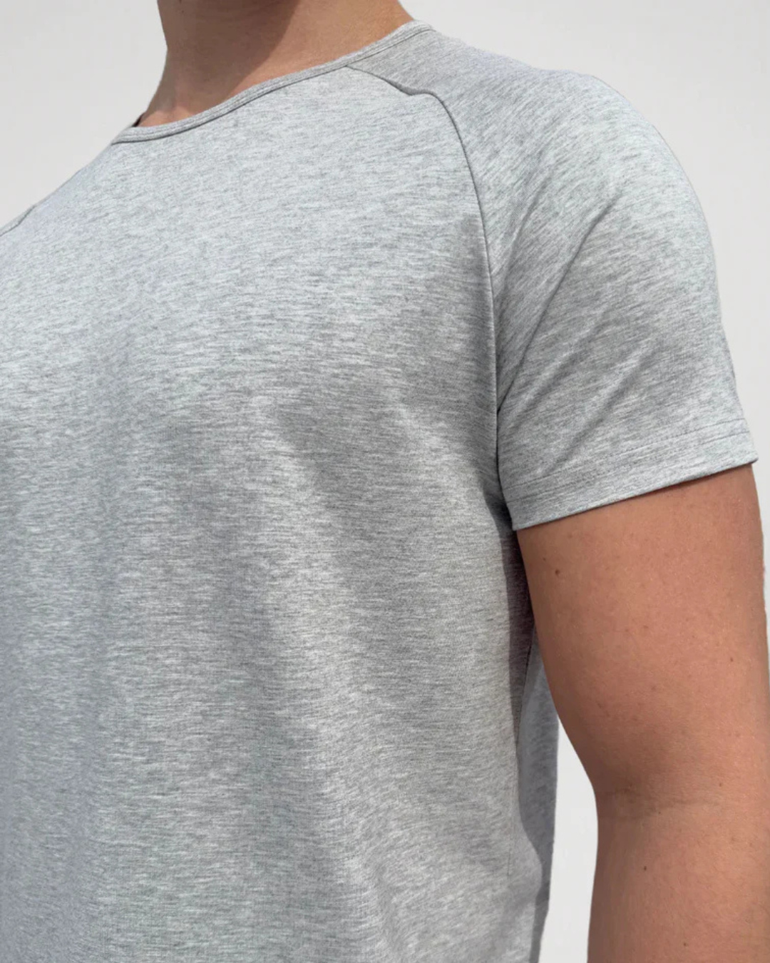 Camisa Clássica para Homem com Gola Redonda e Tecido Respirável