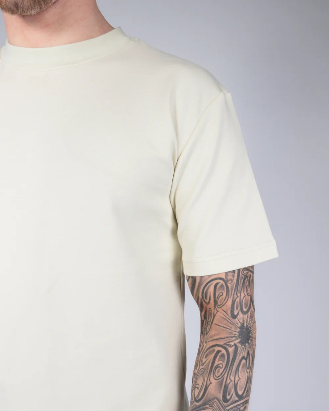 Conjunto de camiseta de gola redonda e calções com bolsos para homem