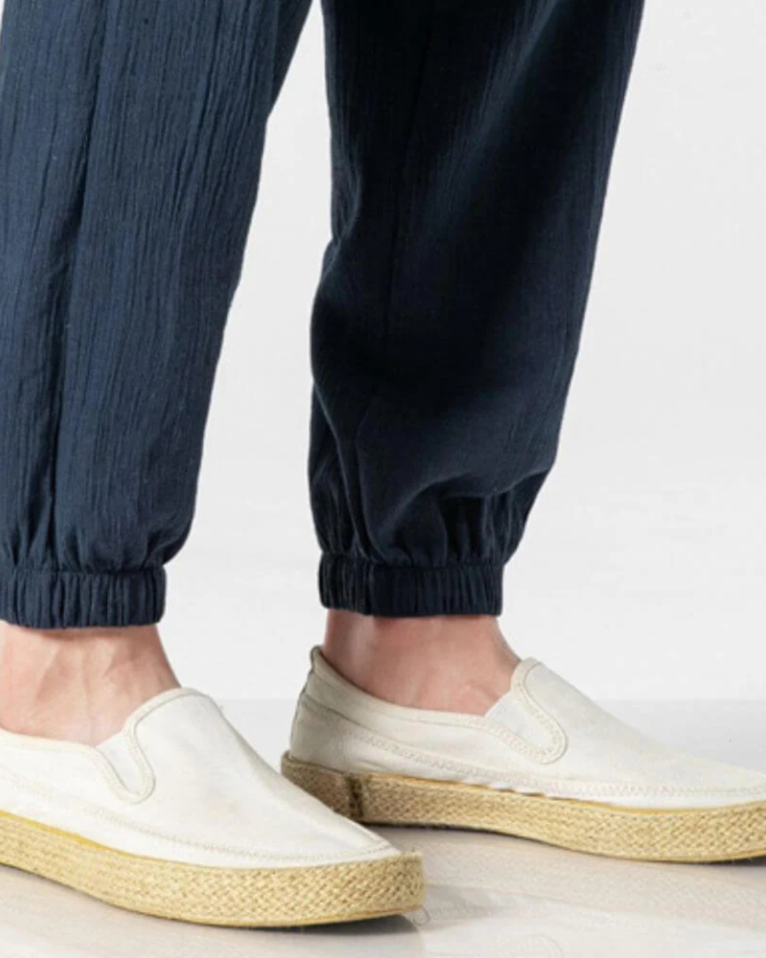 Calças estilo jogger de linho com cintura ajustável