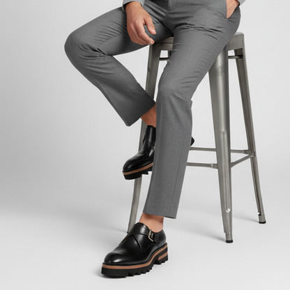 Sapatos de couro com fivela e sola grossa.