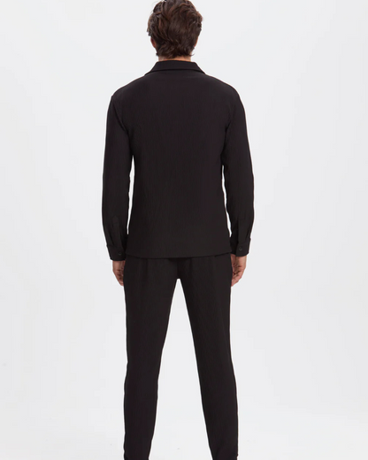 Conjunto de Camisa e Calças Justas em Tecido Plissado para Homem