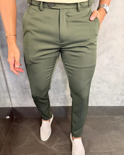 Calças sociais para homem com um corte lateral moderno e elegante.