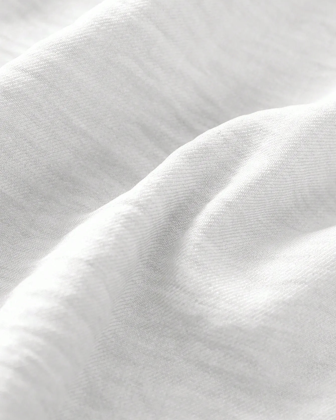 Conjunto composto por camisa de manga curta folgada e calças compridas