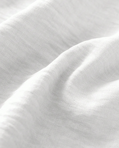 Conjunto composto por camisa de manga curta folgada e calças compridas