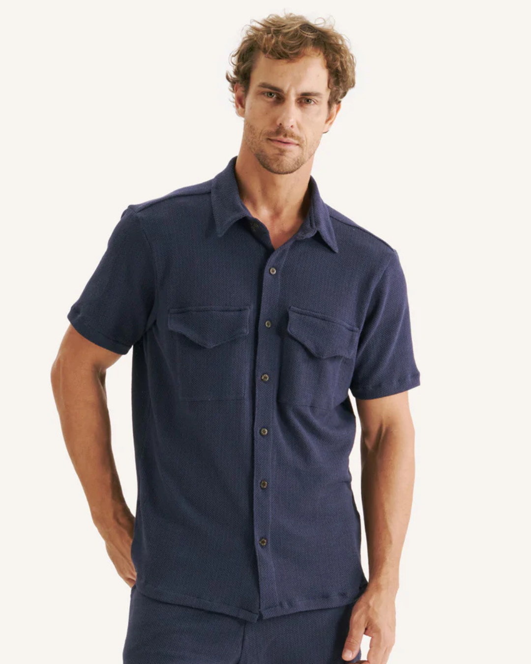 Camisa estilo casual com textura e bolsos frontais