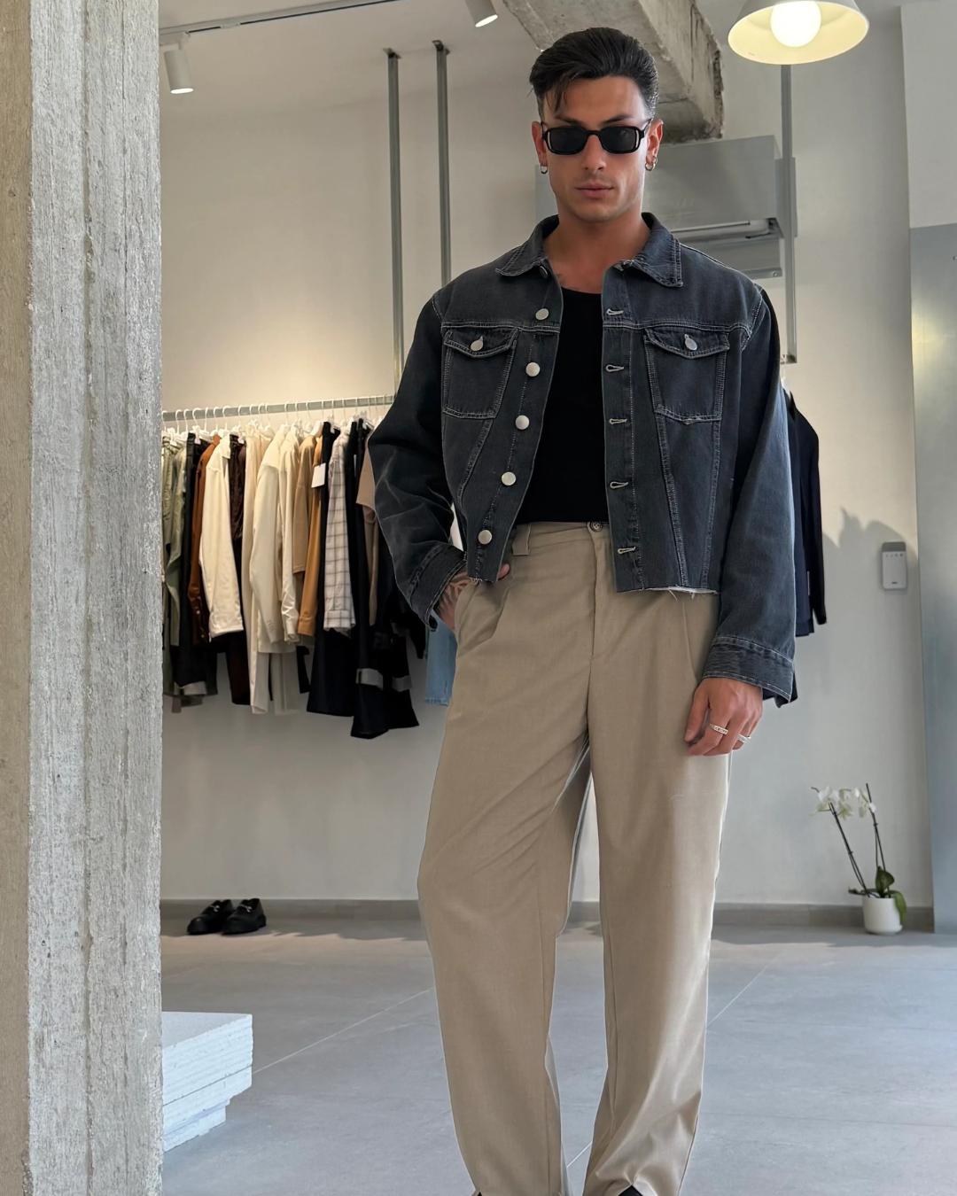 Jaqueta Jeans Cropped com Estilo Urbano