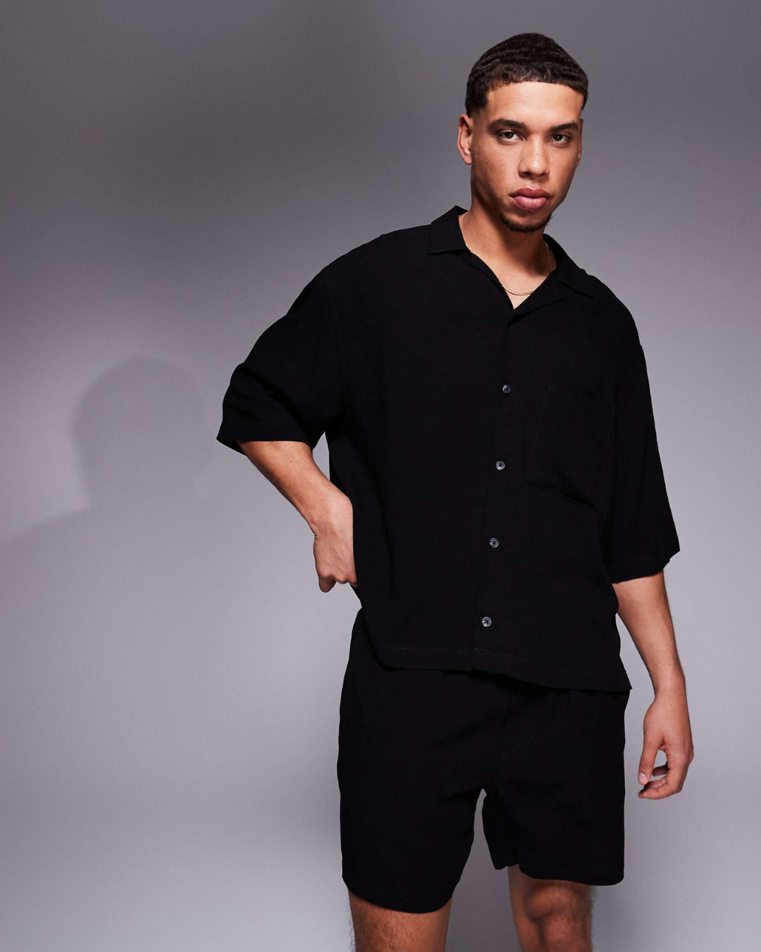 Conjunto de camisa e calções concebido em tecido macio para homem