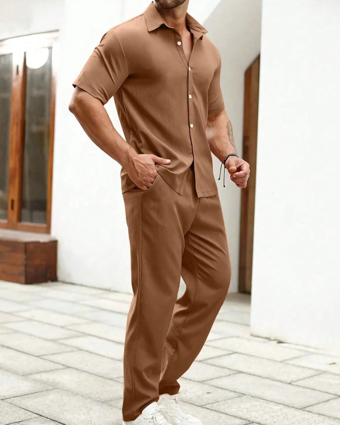 Conjunto de camisa de manga curta e calças de cintura ajustável.