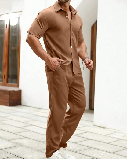 Conjunto de camisa de manga curta e calças de cintura ajustável.