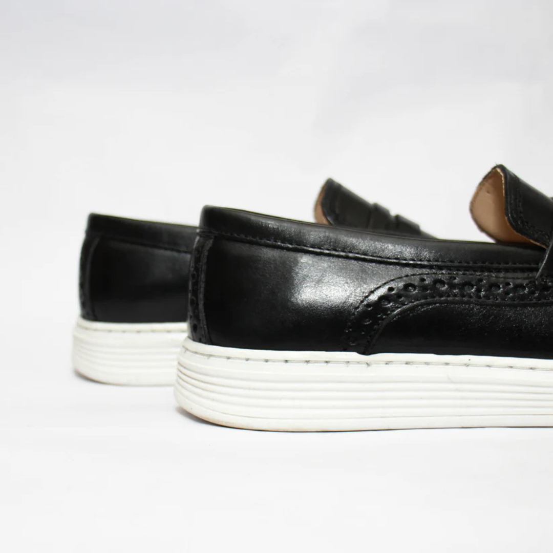 Mocassins em Pele Preta com Sola Branca num Design Casual para Homem