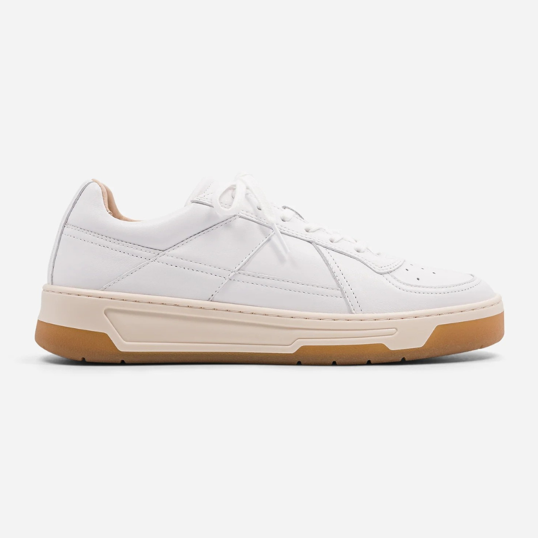 Sapatilhas Brancas com Sola Bege e Design Minimalista para um Look Urbano Versátil