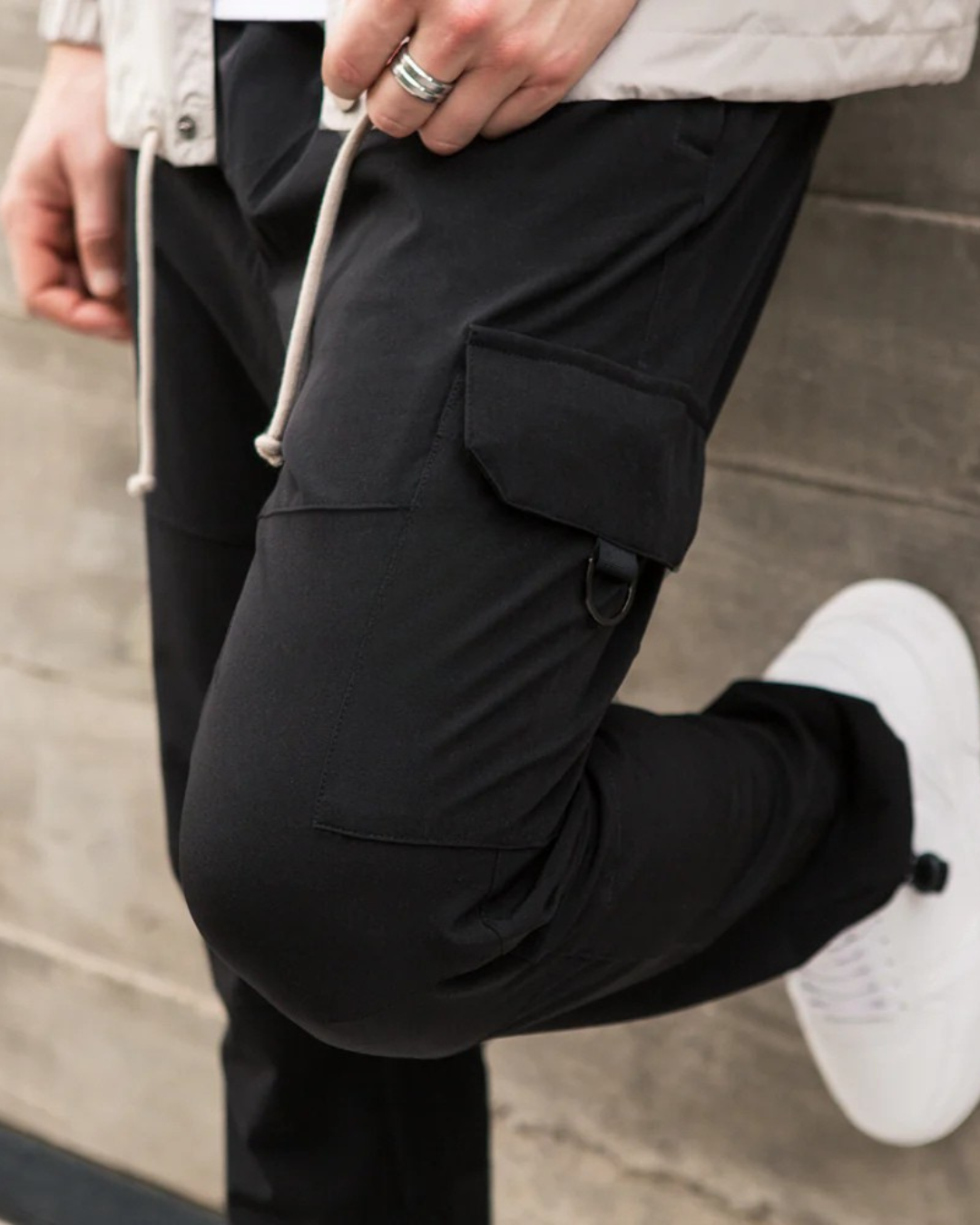 Calças Desportivas Cargo para Homem com Bolsos Laterais e Corte Justo