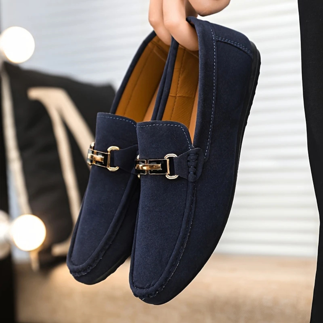 Mocassins elegantes para homem com fivela decorativa