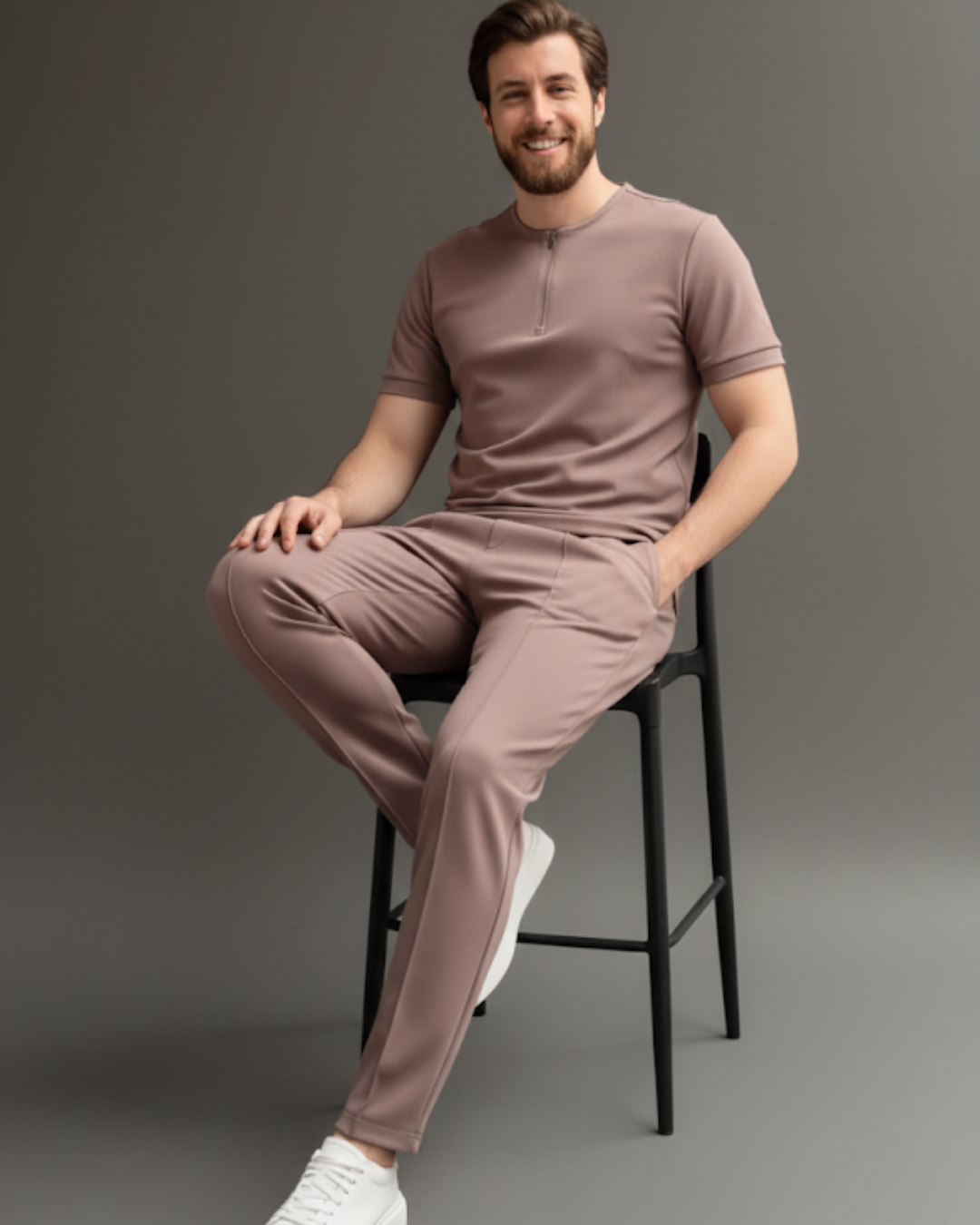 Conjunto masculino com calças e camisa de manga curta e gola redonda