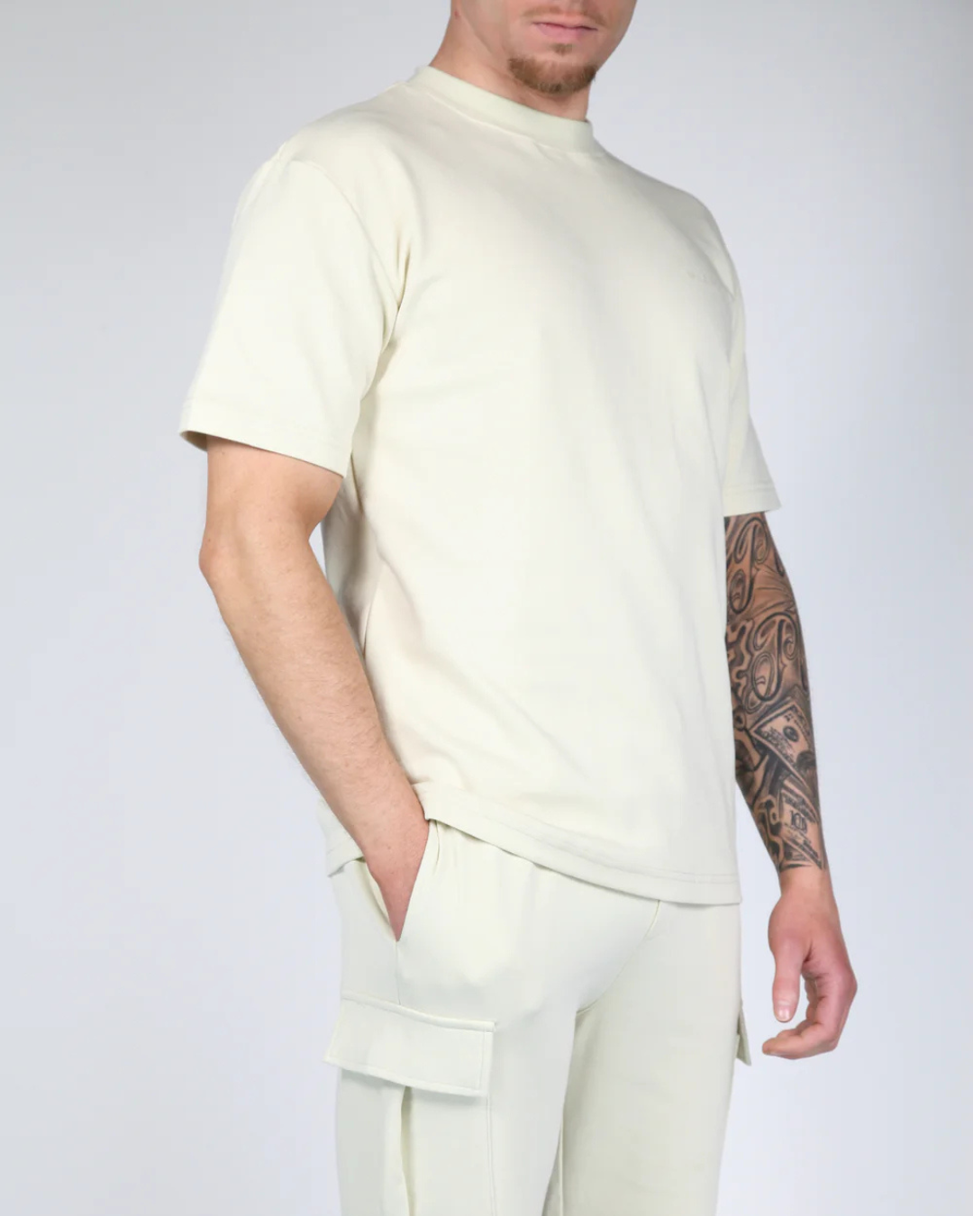 Conjunto de camiseta de gola redonda e calções com bolsos para homem