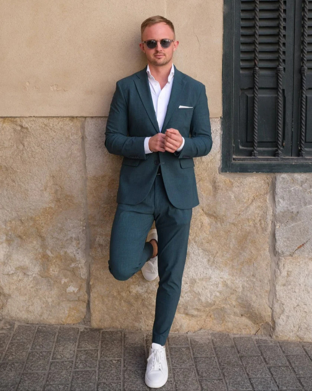 Conjunto de casaco e calças elegante para homem