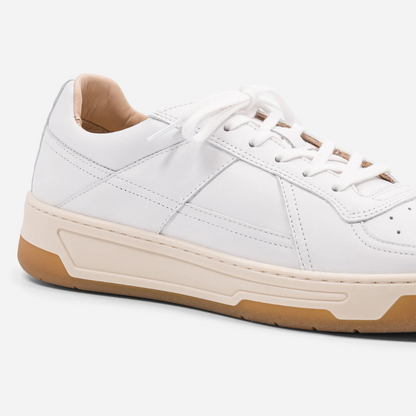 Sapatilhas Brancas com Sola Bege e Design Minimalista para um Look Urbano Versátil