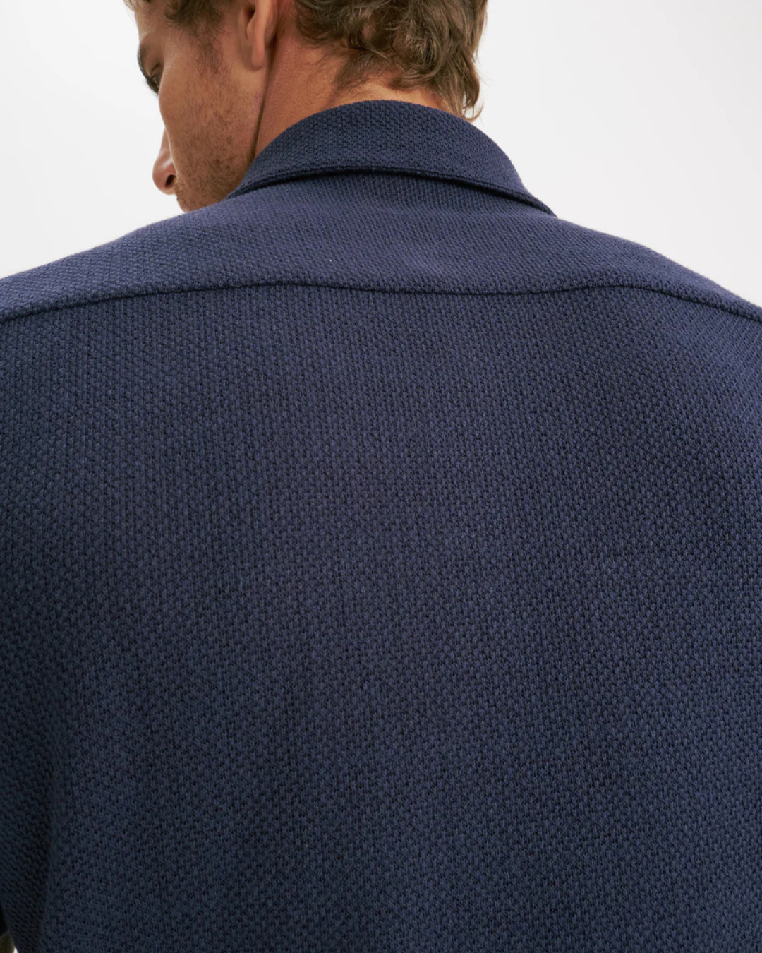 Camisa estilo casual com textura e bolsos frontais