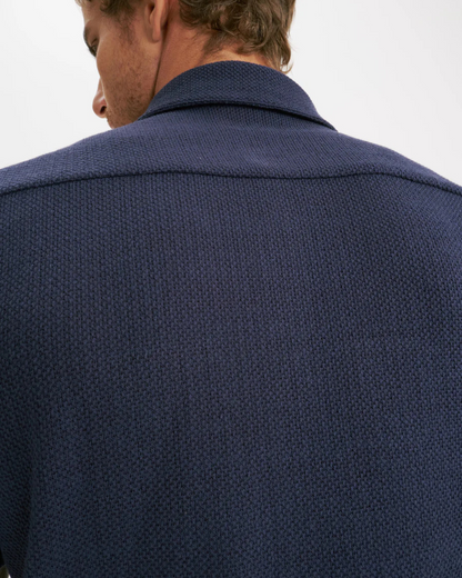 Camisa estilo casual com textura e bolsos frontais