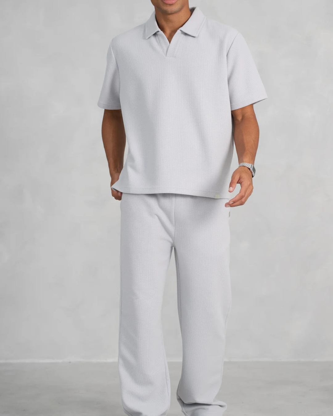 Conjunto de duas peças para homem com calças estilo joggers e t-shirt de manga curta