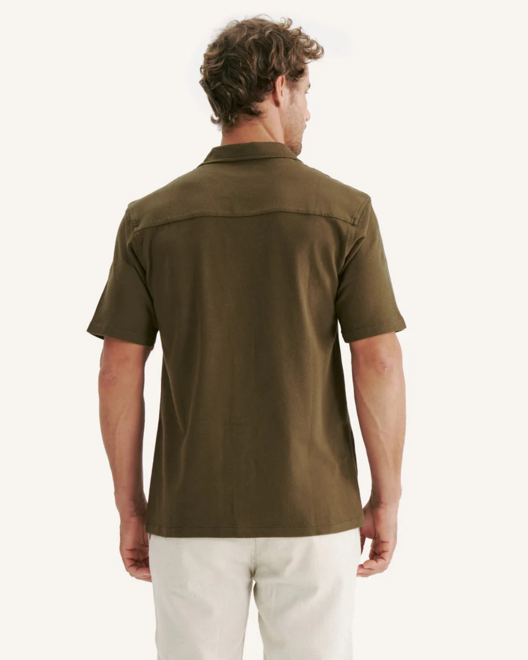 Camiseta de manga curta de linho com botões para homem