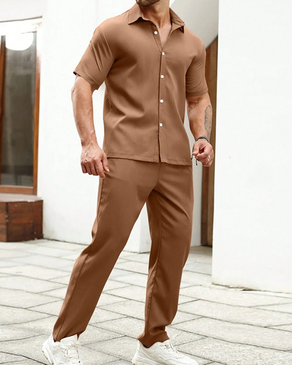 Conjunto de camisa de manga curta e calças de cintura ajustável.