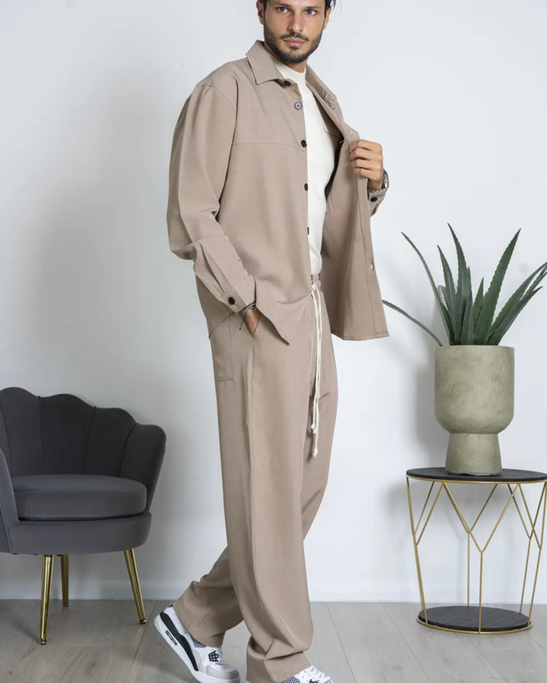 Conjunto Casual com Busto Abotoado e Calças de Tecido