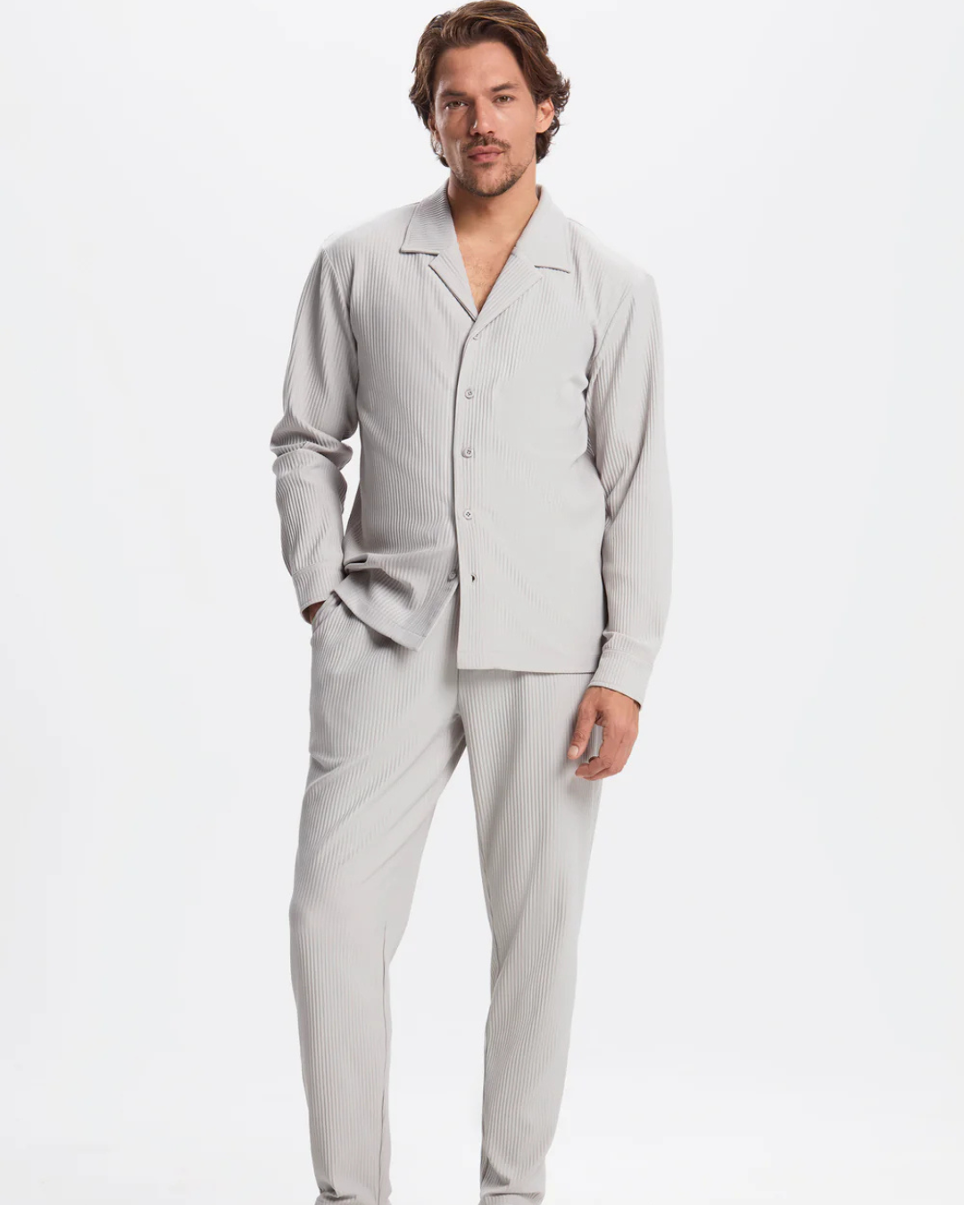 Conjunto de Camisa e Calças Justas em Tecido Plissado para Homem