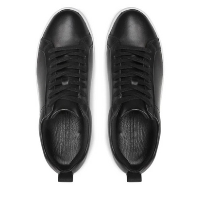 Sapatilhas de Couro Pretas com Sola Grossa e Estilo Minimalista