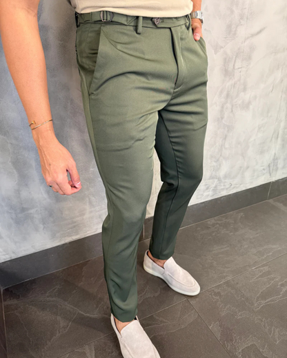 Calças sociais para homem com um corte lateral moderno e elegante.