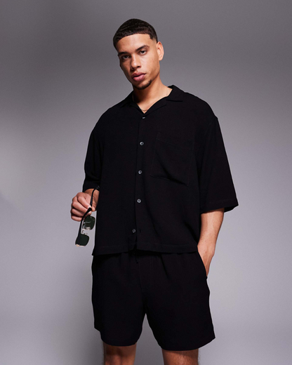 Conjunto de camisa e calções concebido em tecido macio para homem