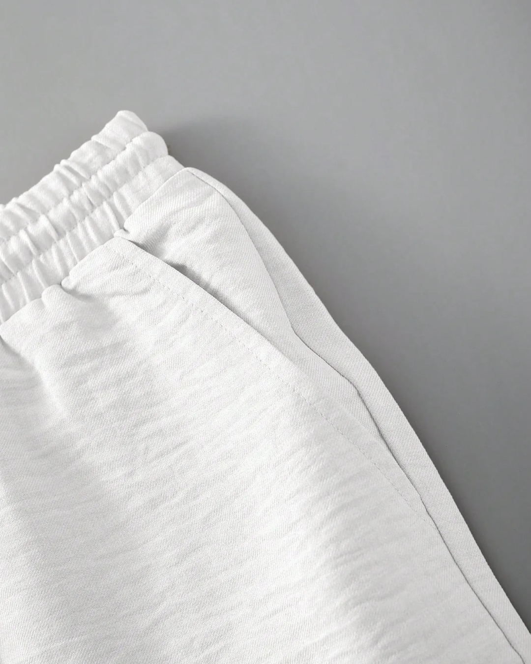 Conjunto composto por camisa de manga curta folgada e calças compridas