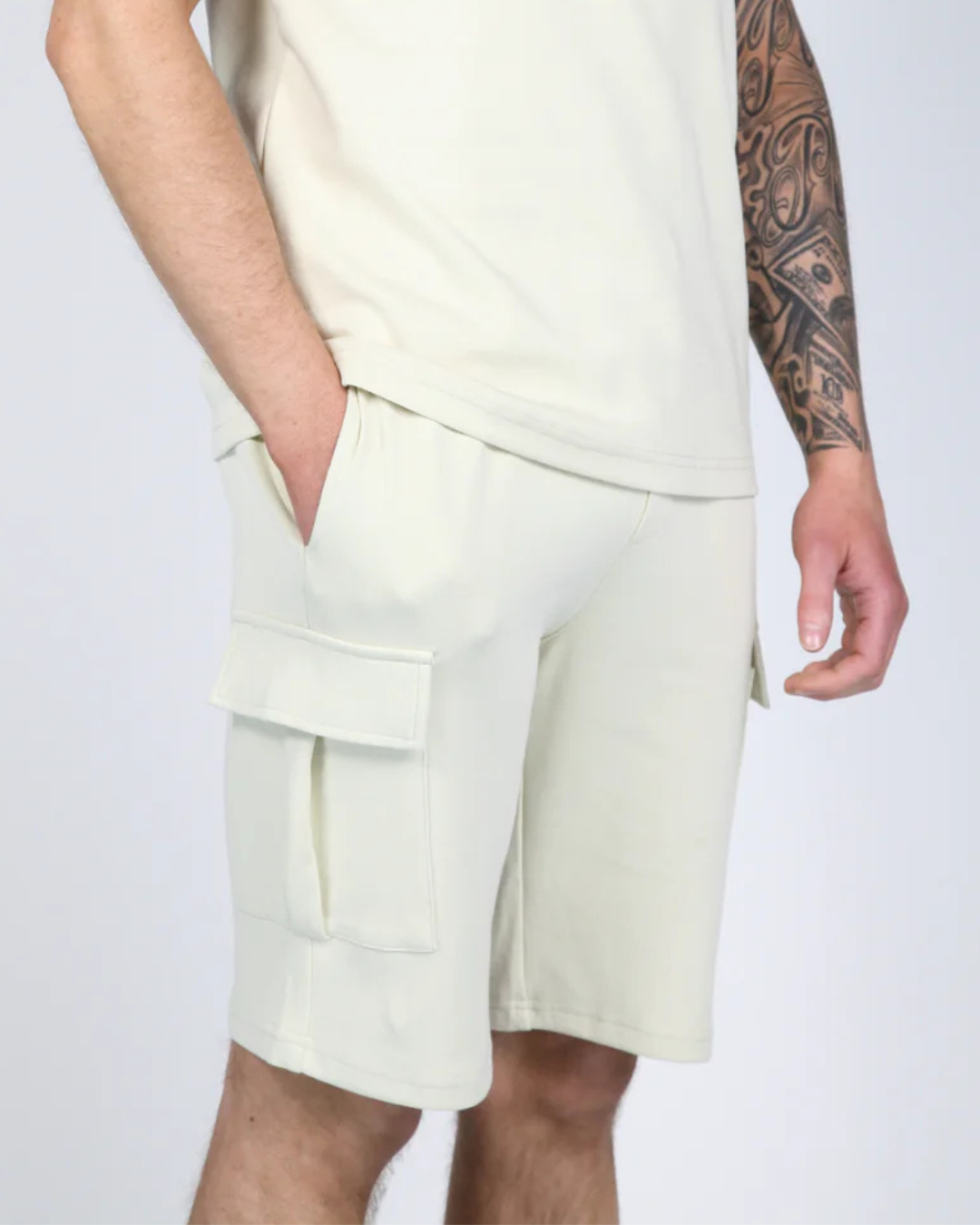 Conjunto de camiseta de gola redonda e calções com bolsos para homem