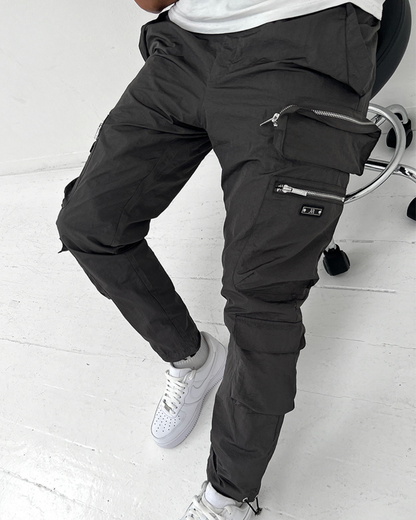 Calças com estilo urbano e vários bolsos funcionais para homem