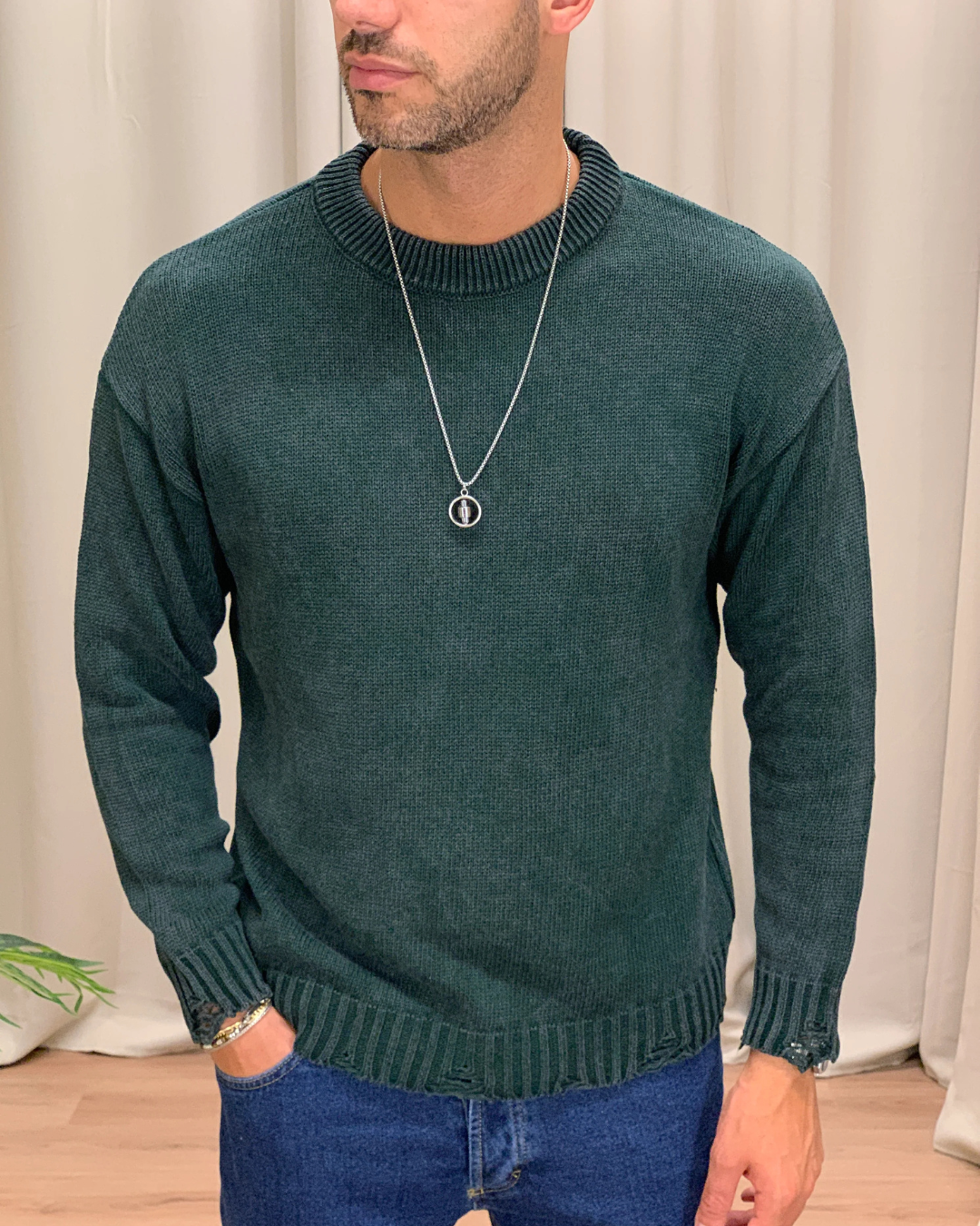 Camisola de malha com acabamento rasgado e estilo moderno para homem