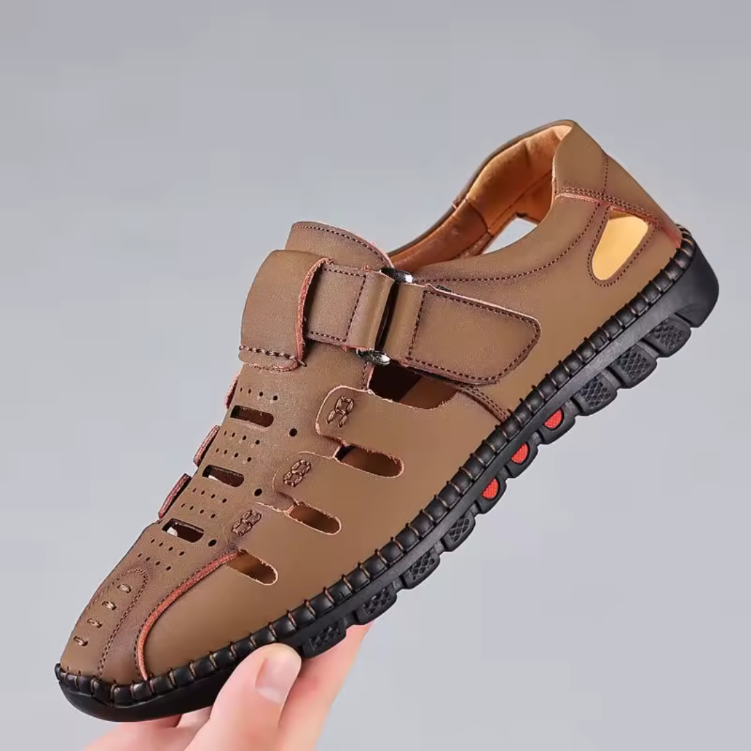 Sandálias de couro de biqueira fechada para homem com design de biqueira oca