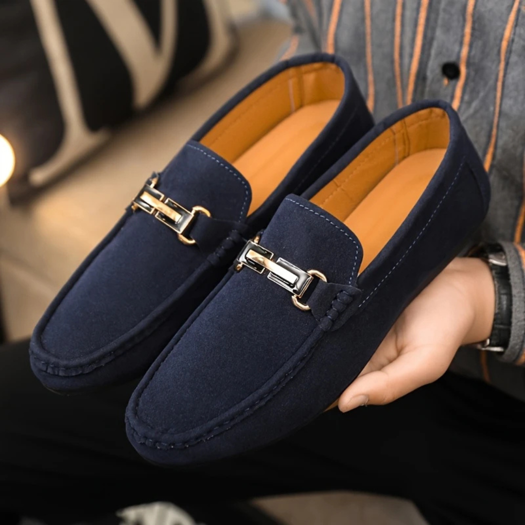Mocassins elegantes para homem com fivela decorativa
