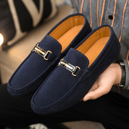 Mocassins elegantes para homem com fivela decorativa