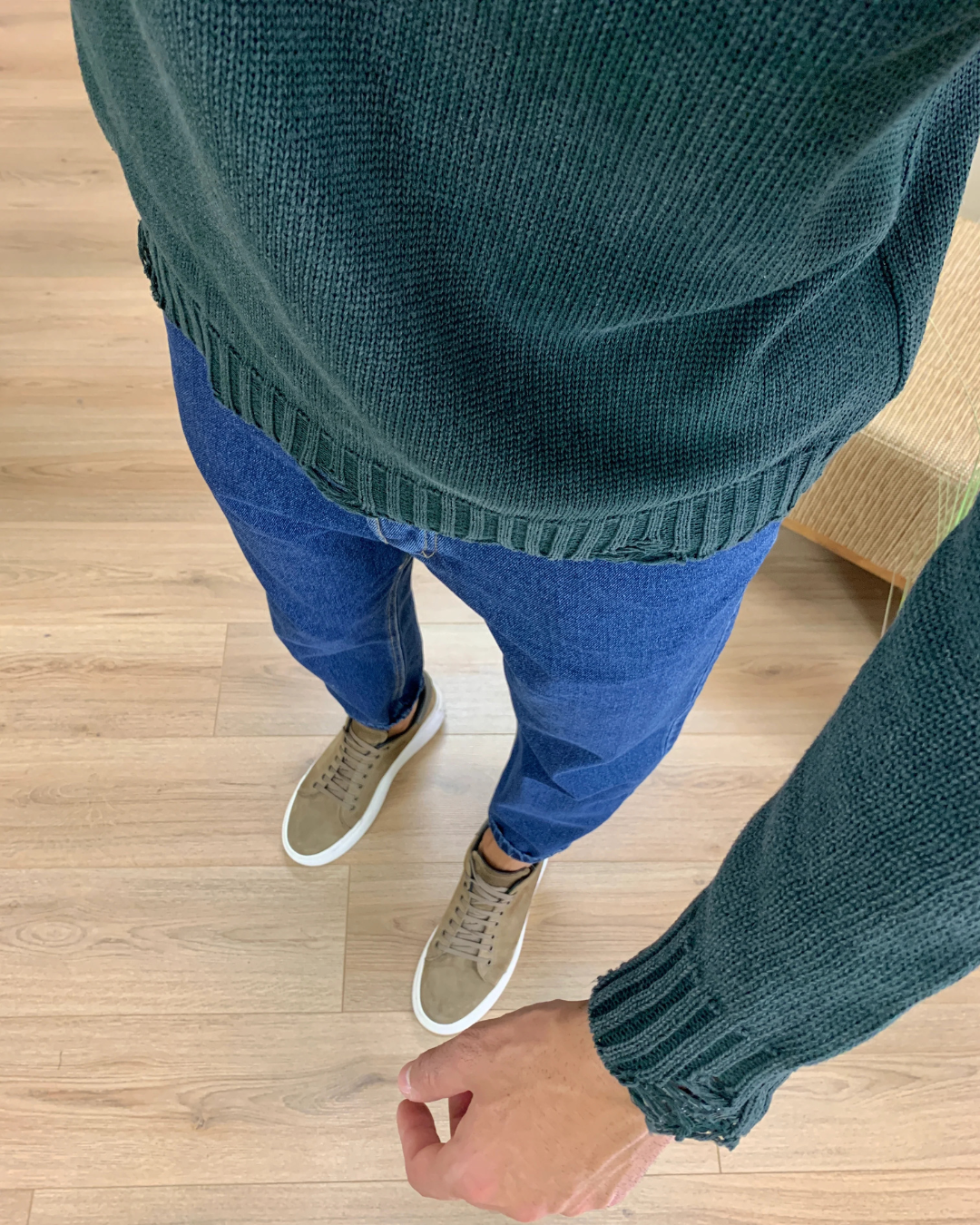 Camisola de malha com acabamento rasgado e estilo moderno para homem