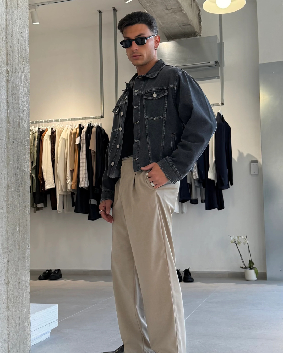 Jaqueta Jeans Cropped com Estilo Urbano