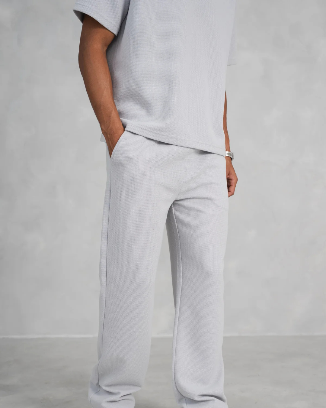 Conjunto de duas peças para homem com calças estilo joggers e t-shirt de manga curta