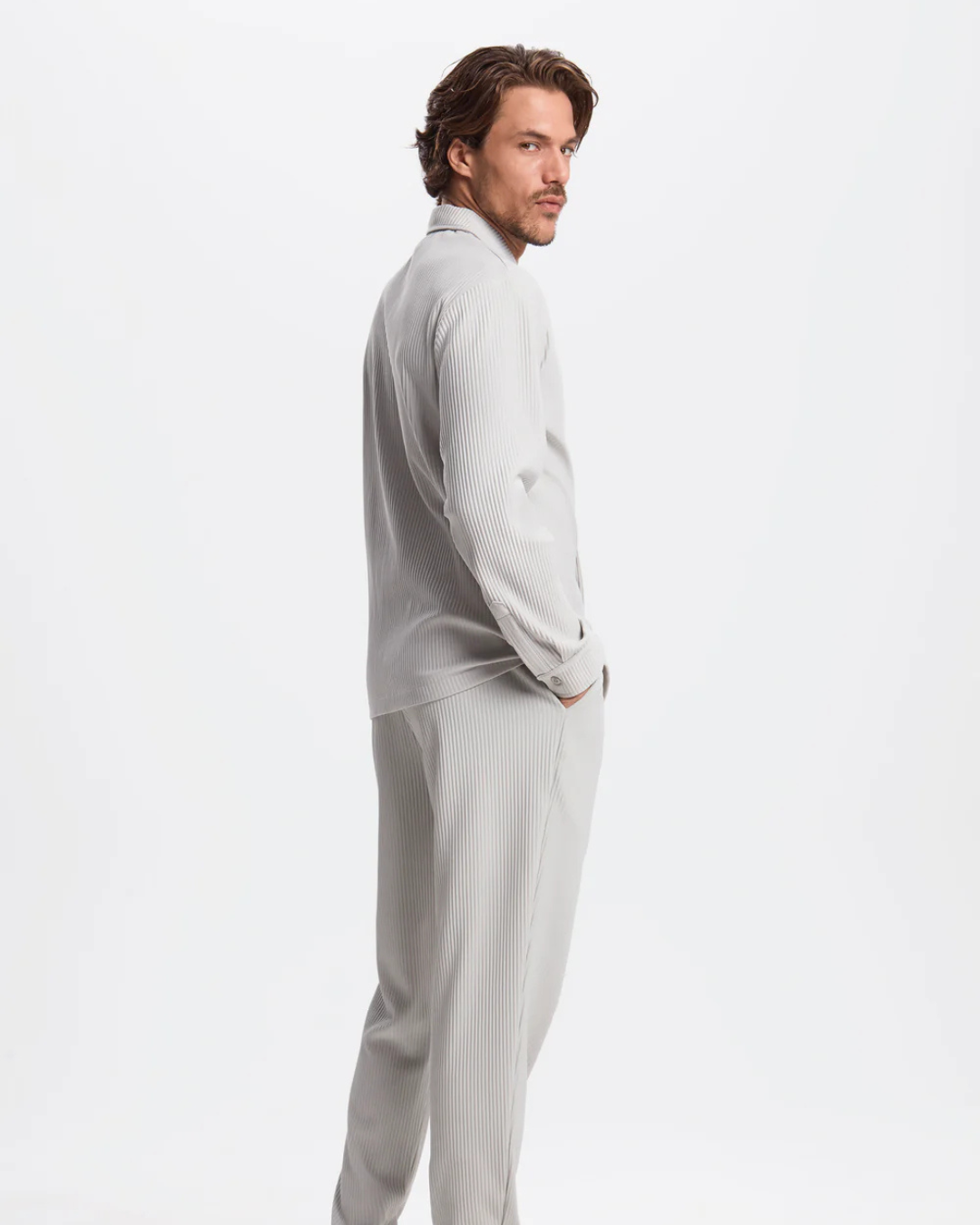 Conjunto de Camisa e Calças Justas em Tecido Plissado para Homem