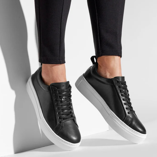 Sapatilhas de Couro Pretas com Sola Grossa e Estilo Minimalista