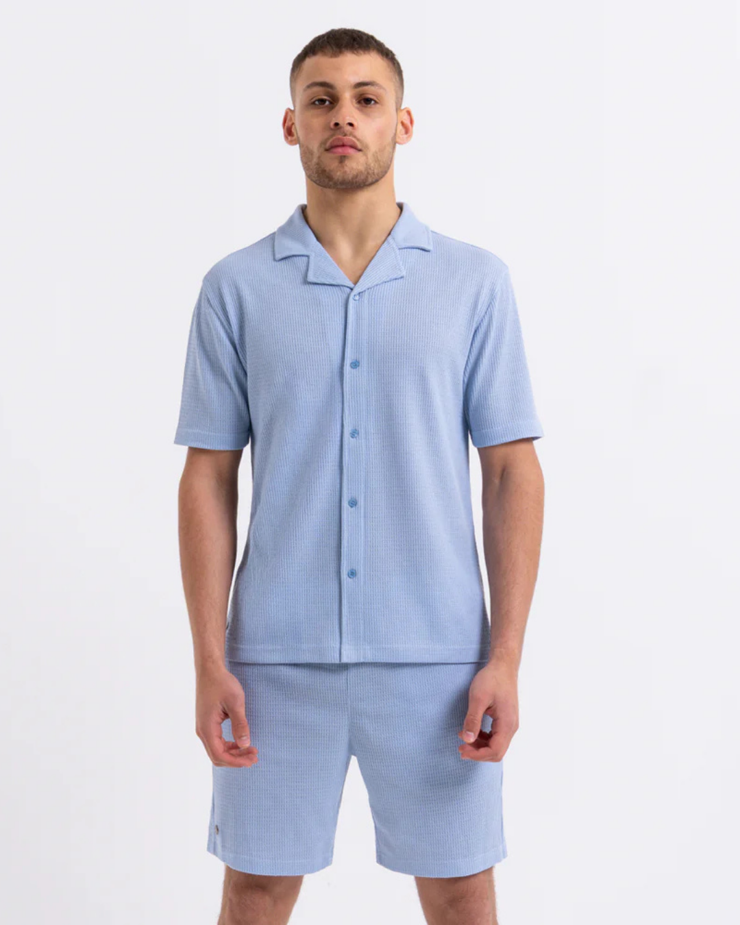 Conjunto de Homem em Tecido Macio com Camisola e Calções Ideal para o Verão