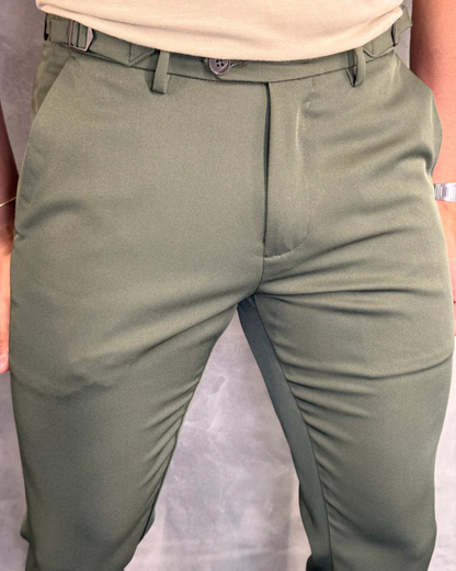 Calças sociais para homem com um corte lateral moderno e elegante.