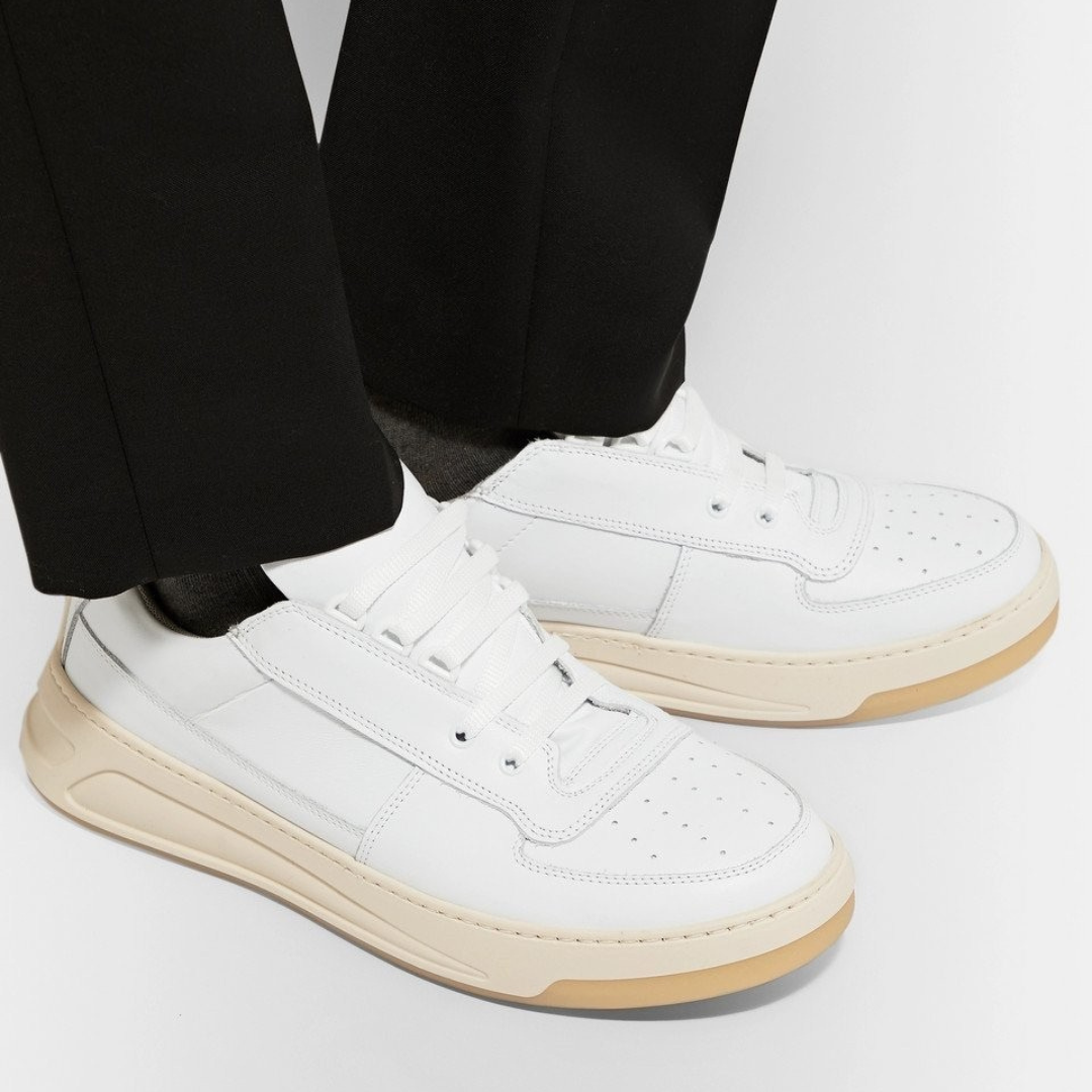 Sapatilhas Brancas com Sola Bege e Design Minimalista para um Look Urbano Versátil