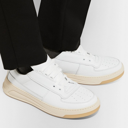 Sapatilhas Brancas com Sola Bege e Design Minimalista para um Look Urbano Versátil