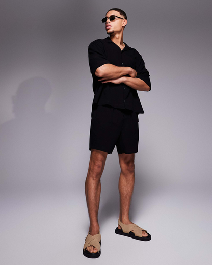 Conjunto de camisa e calções concebido em tecido macio para homem