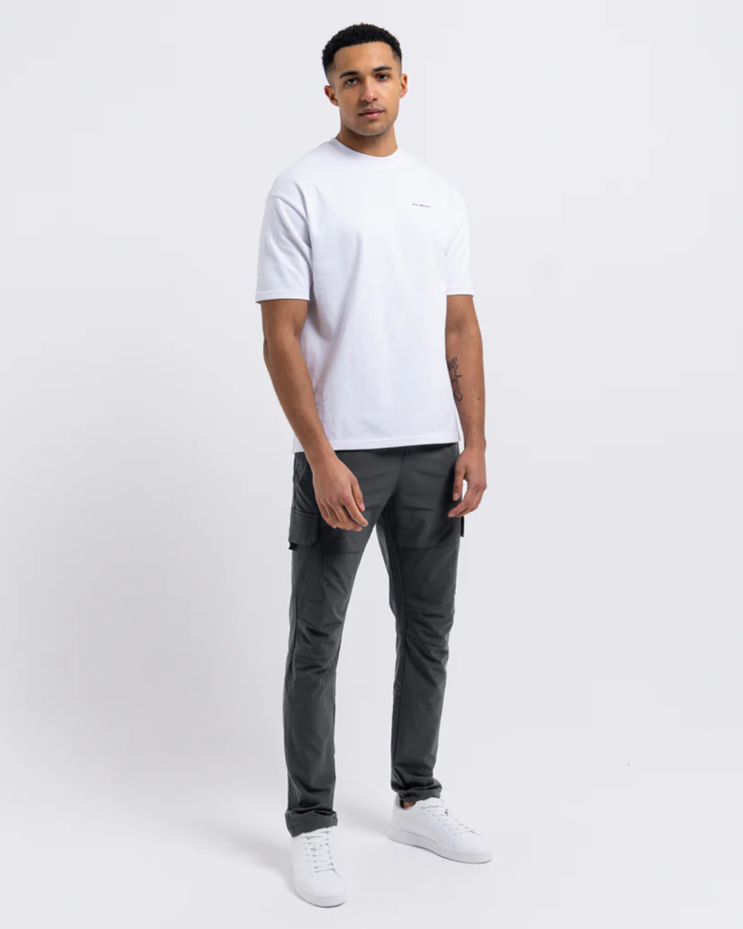 Calças Desportivas Cargo para Homem com Bolsos Laterais e Corte Justo