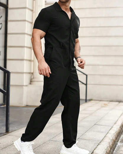 Conjunto de camisa de manga curta e calças de cintura ajustável.